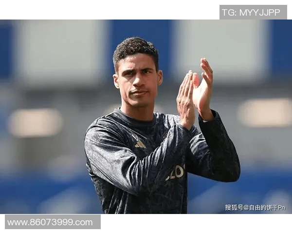 足球巨星感人告别瞬间跪地致敬球迷的动人时刻回顾 足球巨星感人告别瞬间跪地致敬球迷的动人时刻回顾