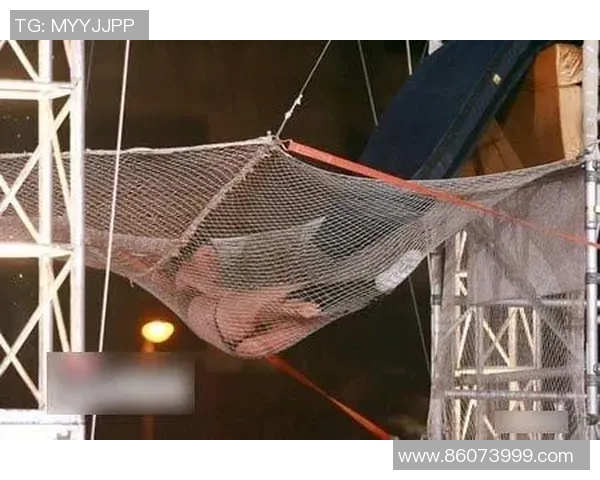 足球明星意外走光瞬间曝光引发热议网友热评不断 足球明星意外走光瞬间曝光引发热议网友热评不断